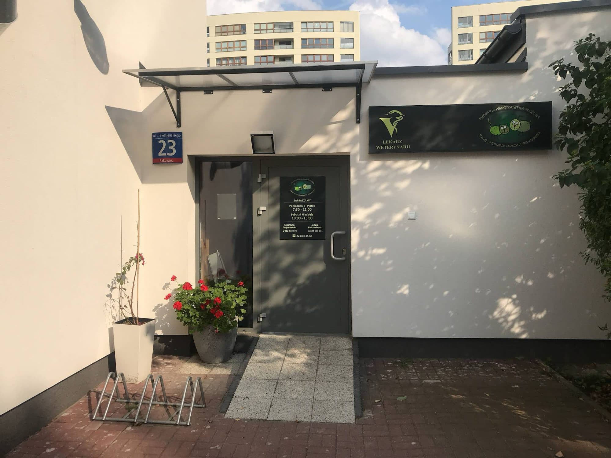 Wejście do przychodni przy ul. Siemieńskiego 23 w Warszawie